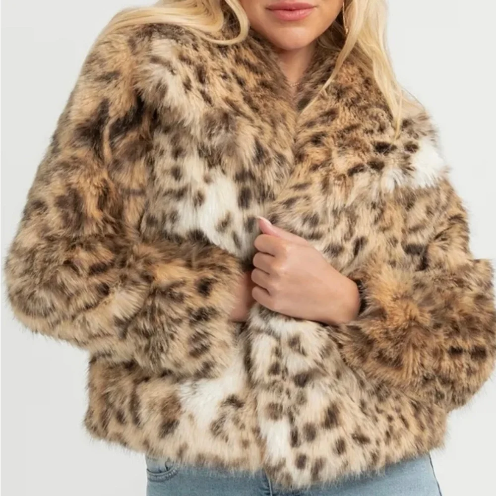 Jessica Simpson NWT Women's Round Collar Faux Fur Jacket - Picture 1 of 4